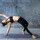 Yoga: Geübte Praktizierende zeigt eine Asana mit Rückbeuge